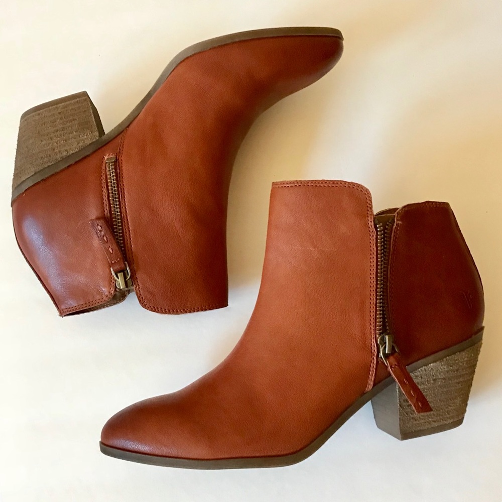 ❤️ SOLD OUT ❤️ FRYE DOUBLE ZIP ANKLE BOOTIE - Picture 1 of 8